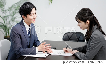 Lawyer explaining the contract 120287972