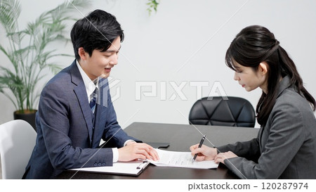 Lawyer explaining the contract 120287974
