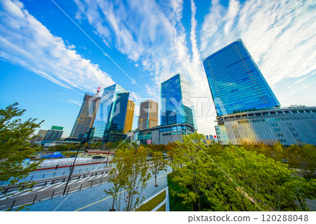 大阪站北區的藍天與城市景觀 大阪站北區的藍天與城市景觀 120288048
