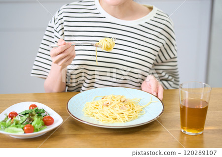 吃麵團的一個少婦 120289107