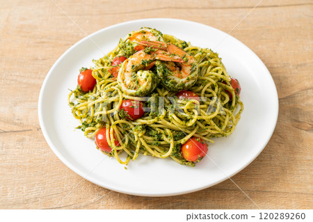 Spaghetti with prawns or shrimps in homemade pesto sauce Spaghetti with prawns or shrimps in homemade pesto sauce 120289260