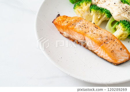 grilled salmon fillet steak with broccoli 120289269