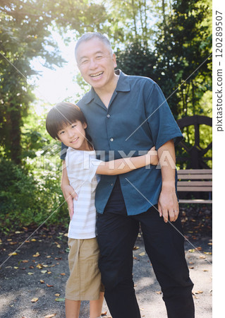 孫子和祖父微笑著擁抱在一起 孫子和祖父微笑著擁抱在一起 120289507