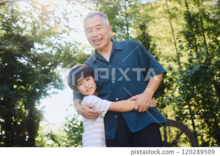 孫子和祖父微笑著擁抱在一起 孫子和祖父微笑著擁抱在一起 120289509