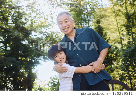 孫子和祖父微笑著擁抱在一起 120289511