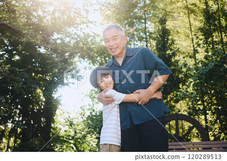 孫子和祖父微笑著擁抱在一起 120289513