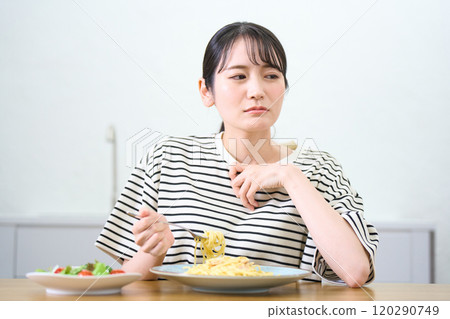 年輕女子吃麵食，食慾不振，擔憂 120290749