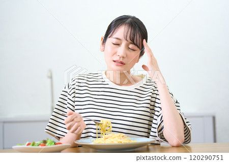 年輕女子吃麵食，食慾不振，擔憂 120290751