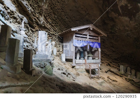 Light shining through the Jizo Hall and tafoni (weathering holes) of Hosshoji Temple in Saitama Prefecture [Chichibu Geopark, Chichibu Temple] Ogano Town 120290935