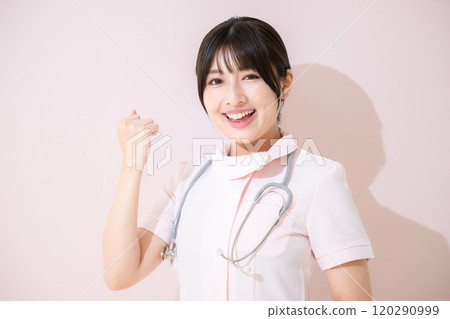 背景中一位粉紅色護士做拳頭泵的特寫 背景中一位粉紅色護士做拳頭泵的特寫 120290999