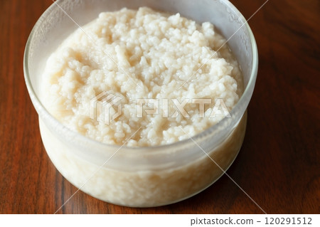 木桌背景上的自創鹽曲 木桌背景上的自創鹽曲 120291512