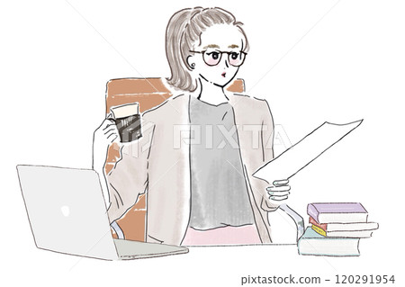 一位戴眼鏡的女士在查看文件時工作 120291954