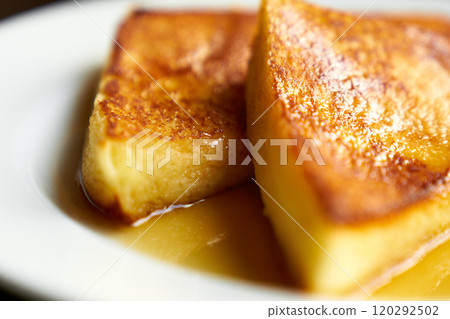 Close-up photo of French toast with maple syrup 120292502