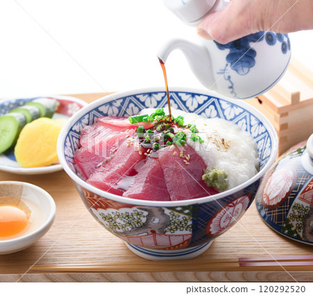 Tuna rice bowl (Made with bigeye tuna from Nachikatsuura, Wakayama Prefecture) 120292520