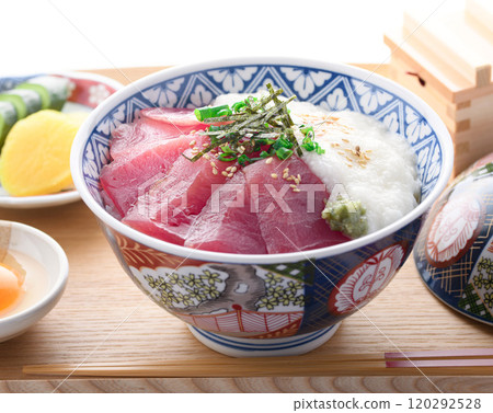 Tuna rice bowl (Made with bigeye tuna from Nachikatsuura, Wakayama Prefecture) 120292528