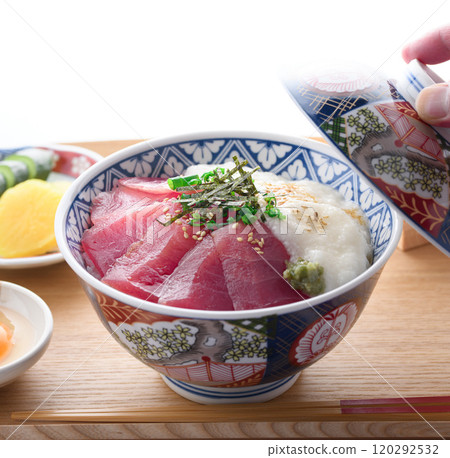 Tuna rice bowl (Made with bigeye tuna from Nachikatsuura, Wakayama Prefecture) Tuna rice bowl (Made with bigeye tuna from Nachikatsuura, Wakayama Prefecture) 120292532