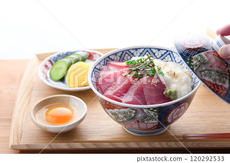 Tuna rice bowl (Made with bigeye tuna from Nachikatsuura, Wakayama Prefecture) Tuna rice bowl (Made with bigeye tuna from Nachikatsuura, Wakayama Prefecture) 120292533