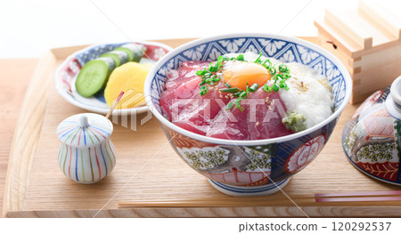 Tuna rice bowl (Made with bigeye tuna from Nachikatsuura, Wakayama Prefecture) 120292537