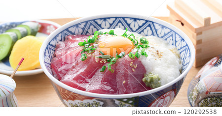 Tuna rice bowl (Made with bigeye tuna from Nachikatsuura, Wakayama Prefecture) 120292538