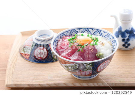 Tuna rice bowl (Made with bigeye tuna from Nachikatsuura, Wakayama Prefecture) Tuna rice bowl (Made with bigeye tuna from Nachikatsuura, Wakayama Prefecture) 120292549