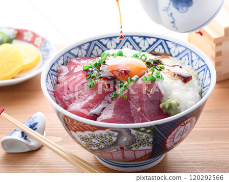 Tuna rice bowl (Made with bigeye tuna from Nachikatsuura, Wakayama Prefecture) 120292566