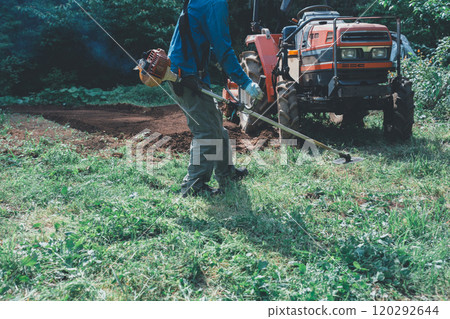 田地周圍的割灌機 120292644