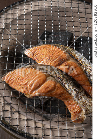 木炭烤架上烤的美味鮭魚 木炭烤架上烤的美味鮭魚 120292910