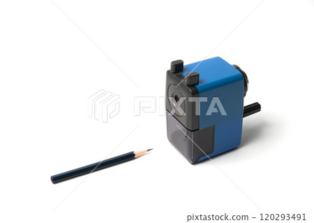 藍色削鉛筆機和鉛筆站在白色背景上 120293491