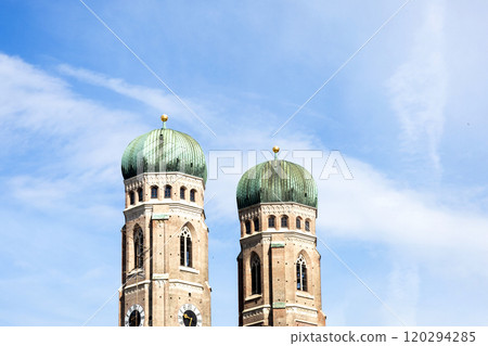 The two towers from the Frauenkirch cathedral in the city of Munich, Germany 120294285