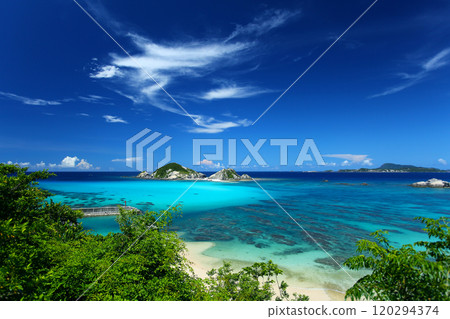 Scenery of Tokashiki Island in Okinawa in midsummer 120294374