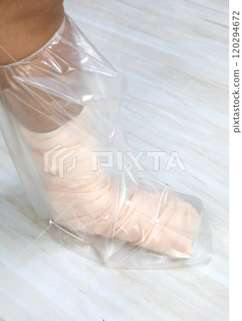 Using a Waterproof Cast Cover Using a Waterproof Cast Cover 120294672