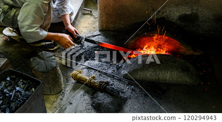 劍匠手工製作傳統的日本刀 120294943