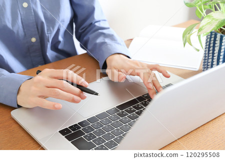 使用計算機工作的手 120295508