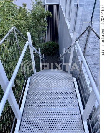 white staircase 02 120295652