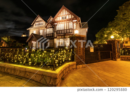 Moji-ku, Kitakyushu City, Fukuoka Prefecture: The former Moji Mitsui Club illuminated at night 120295880