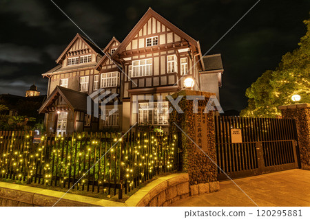 Moji-ku, Kitakyushu City, Fukuoka Prefecture: The former Moji Mitsui Club illuminated at night 120295881