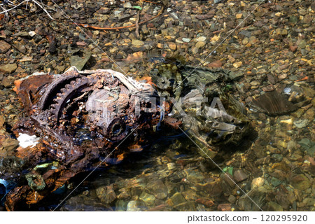 機器被丟進河裡 120295920