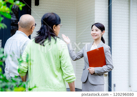 一位女士帶著一對年長夫婦參觀房子 120296080