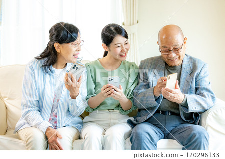 Parent and child smartphone travel family image Parent and child smartphone travel family image 120296133