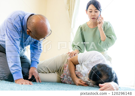 一名老人在家中倒下，家人找到他並撥打緊急電話。 120296148