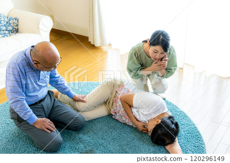 一名老人在家中倒下，家人找到他並撥打緊急電話。 120296149