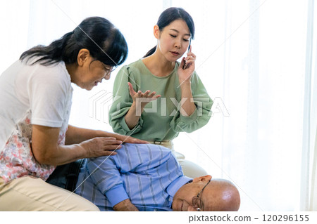 一名老人在家中倒下，家人找到他並撥打緊急電話。 120296155