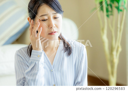 憂鬱症中年婦女 120296583