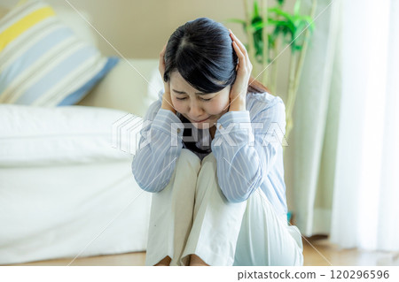 憂鬱症中年婦女 120296596