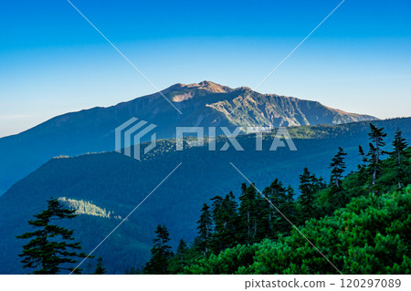 攀登北阿爾卑斯山的三俁蓮華山、三俁蓮華山時所看到的藥師山和雲平。 120297089