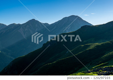 攀登北阿爾卑斯山的三俁蓮華山、三俁蓮華山的拐點,看到鷲山和割衣山。 攀登北阿爾卑斯山的三俁蓮華山、三俁蓮華山的拐點,看到鷲山和割衣山。 120297103