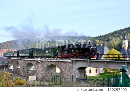 德國德勒斯登附近魏斯利茨谷鐵路的窄軌蒸汽機車穿過施米德貝格鎮 120297493