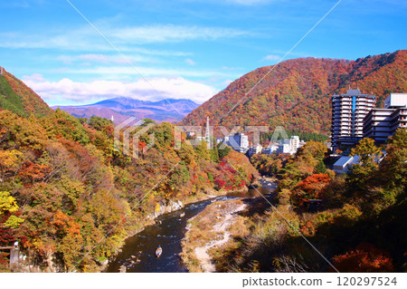 日光市、鬼怒川溫泉、鬼怒川的秋葉和線路下降 120297524