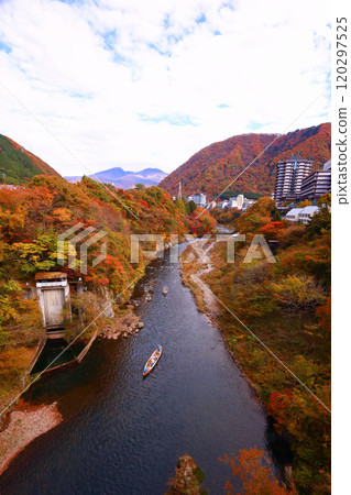 日光市、鬼怒川溫泉、鬼怒川的秋葉和線路下降 日光市、鬼怒川溫泉、鬼怒川的秋葉和線路下降 120297525