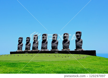 山頂上的摩艾雕像 120297897